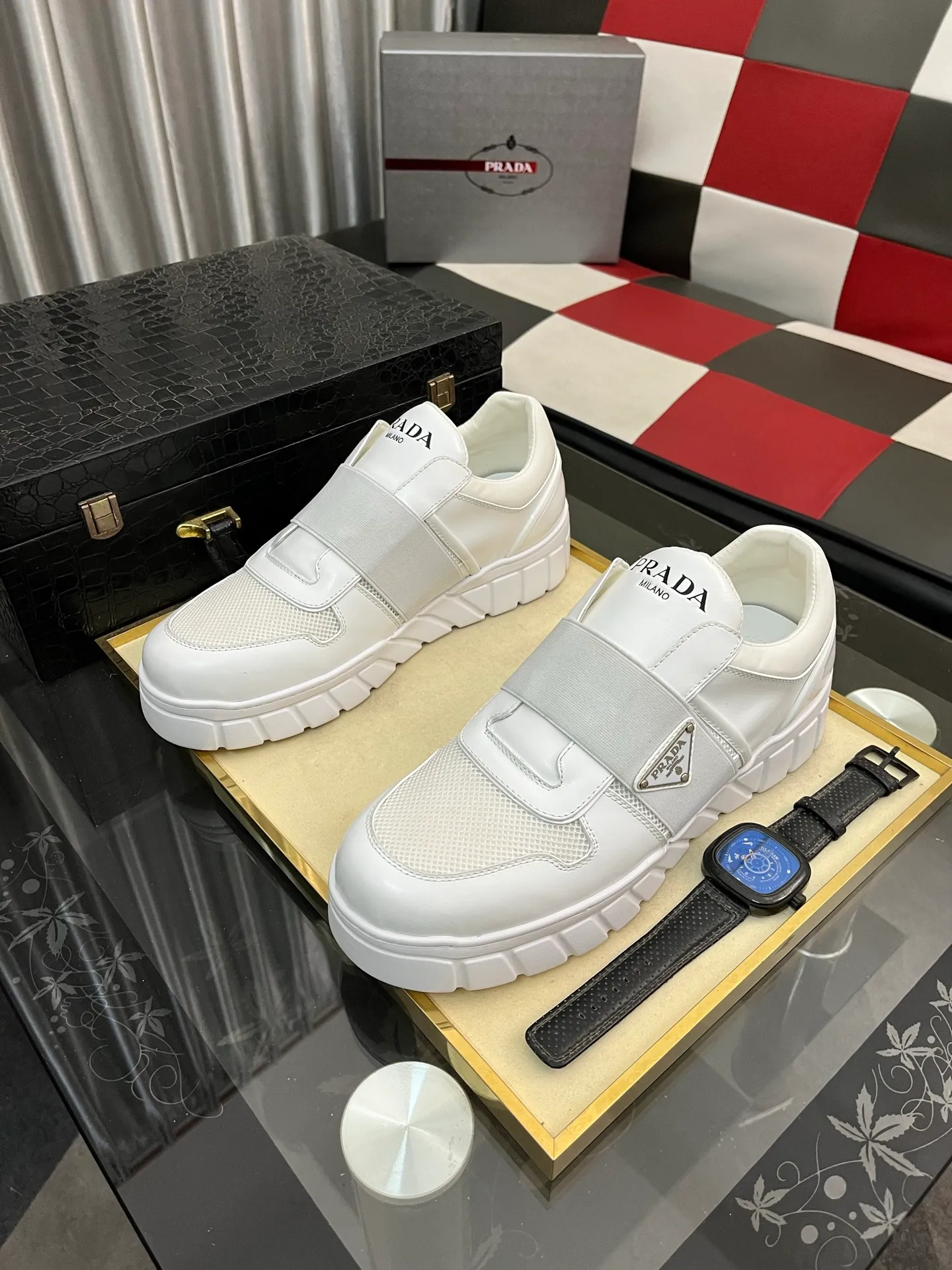 Men's shoes 💰: 560⌚⌚ high version. High-quality new PRADA counters are launched simultaneously. The new men's shoes and 😘 fabrics are selected from first-layer cowhide. Lining: Imported cowhide leather lining. 👍🏿High-end☄️Open-molded non-slip rubber outsole, exquisite lines, simple and elegant, comfortable and high-end for leisure travel. Number of yards: 38 to 44. (Can be customized for 45 non-refundable)